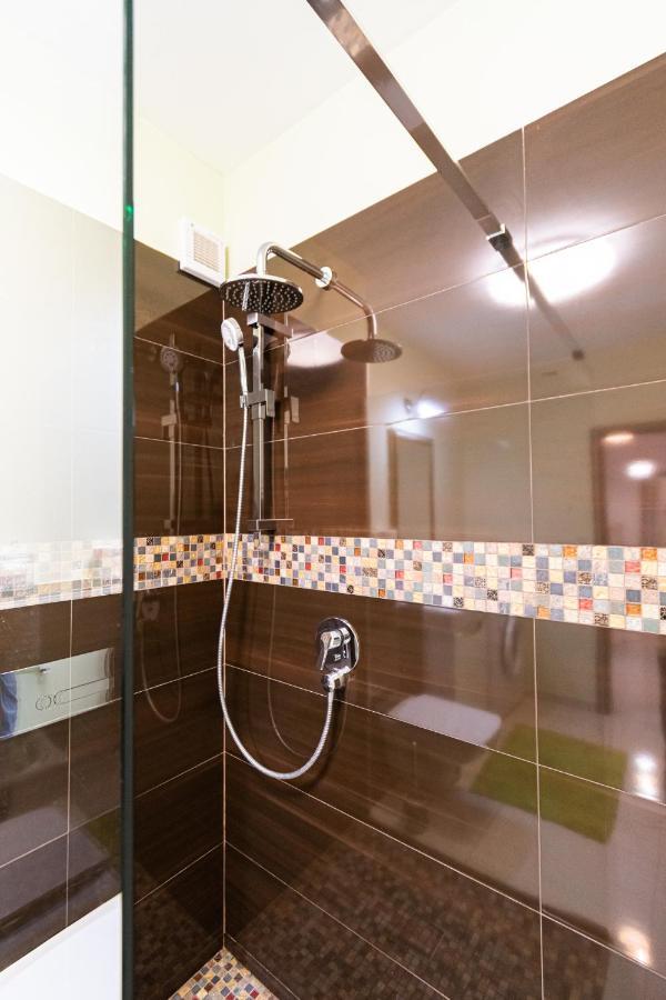 Nature Apartment - Minutes Away From The Old Town And Afi Mall Braşov Buitenkant foto
